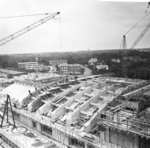 Bouw Nederlands Congrescentrum te Den Haag , links Congresgebouw, rechts de tore, Bestanddeelnr 919-3051