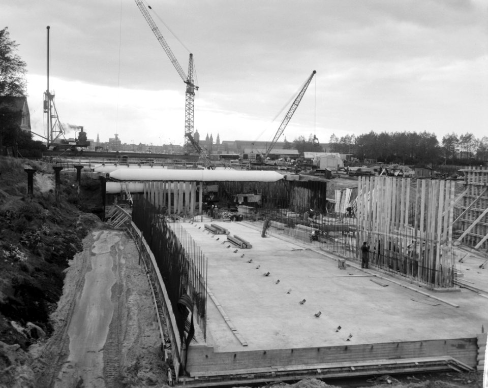 Bouw van de IJtunnel open bakconstructie noord. Op de achtergrond rechts zijn de, Bestanddeelnr 915-5873