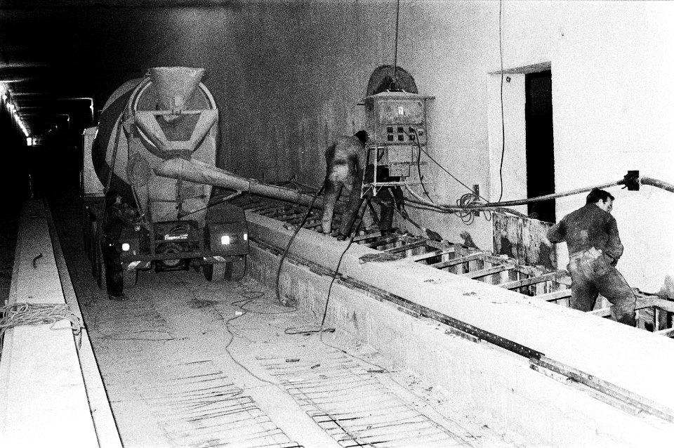 Bouw van de Hemspoortunnel (Hemtunnel) onder het Noordzeekanaal, die de Hembrug , Bestanddeelnr 930-5533