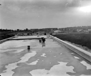 Bouw openluchtzwembad in Spijkenisse De laatste werkzaamheden aan het kinderbad, Bestanddeelnr 912-6583
