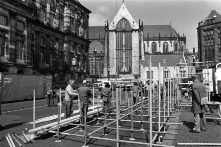 Bouw tribunes op de Dam i.v.m. Kroning ( 30 april ) perspodium wordt opgebouwd, Bestanddeelnr 930-7906