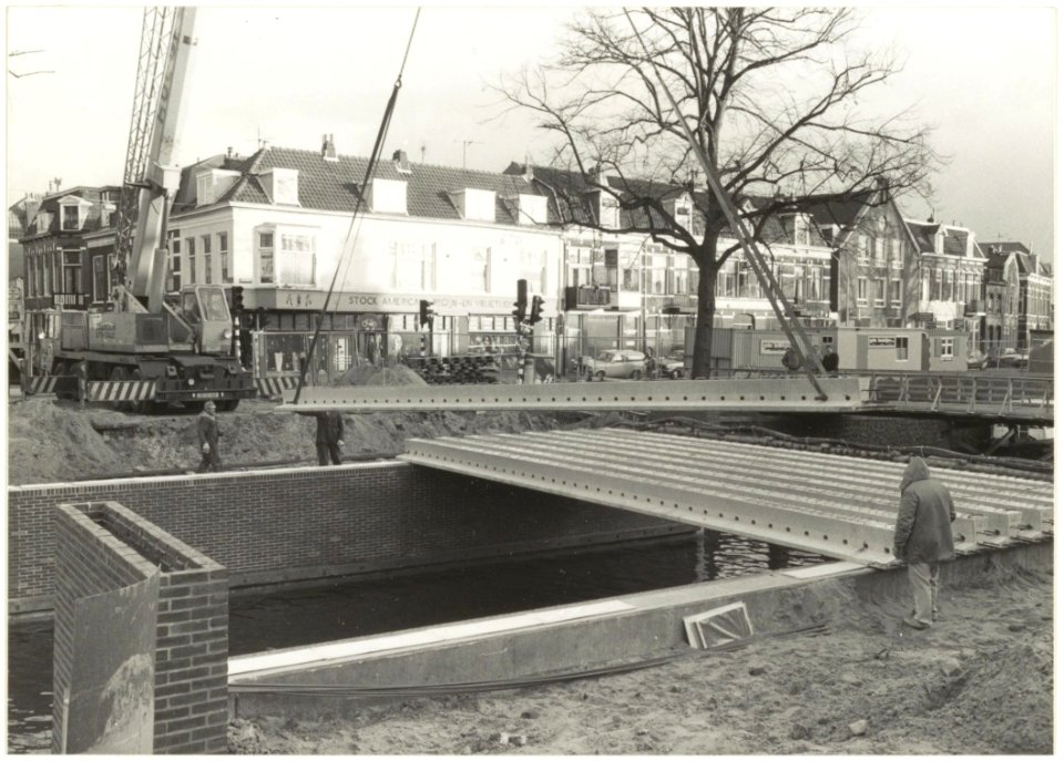 Bouw van de nieuwe Kleine Houtbrug. NL-HlmNHA 54016533