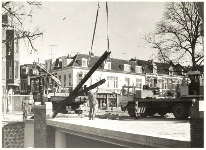 Bouw van de nieuwe Kleine Houtbrug. NL-HlmNHA 54021061