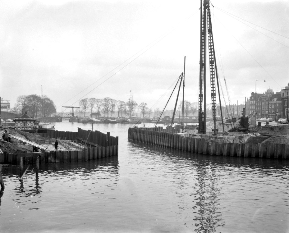 Bouw nieuwe brug tussen stationsplein en Prins Hendrikkade te Amsterdam, Bestanddeelnr 913-5275