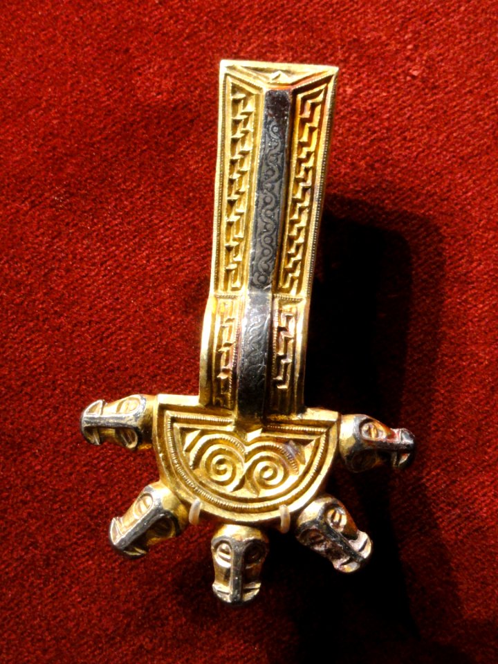 Bow Fibula, 500-550 AD, Alemannic, silver gilt and niello - Cleveland Museum of Art - DSC08470