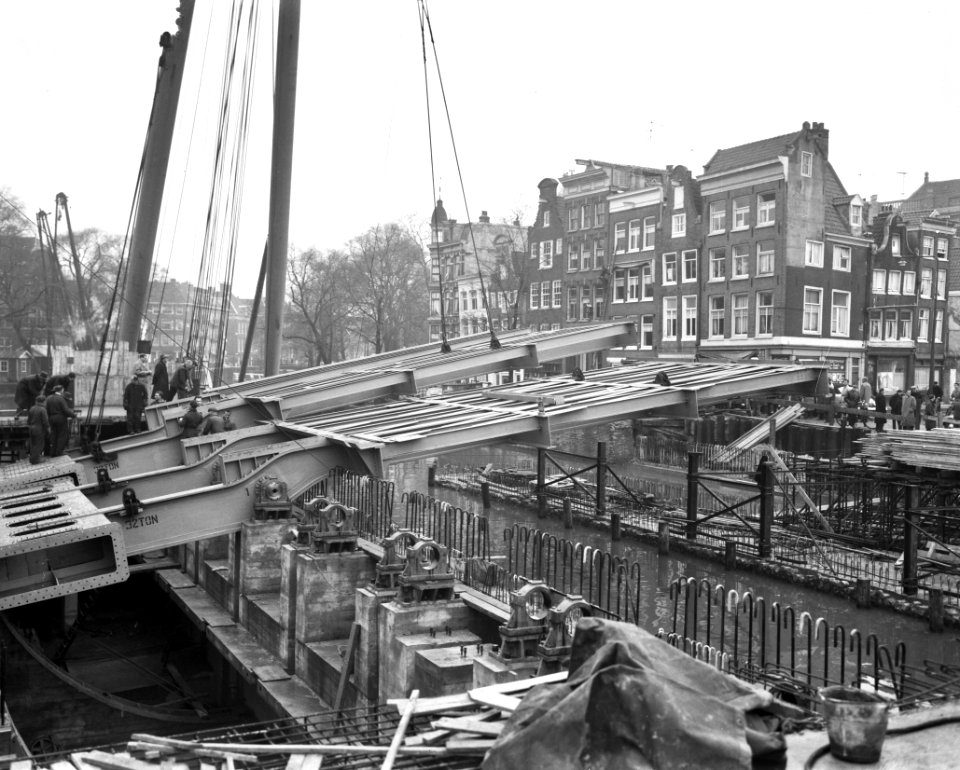 Bouw van de Hortusbrug, plaatsen van het 32 gedeelte van de basculebrug, Bestanddeelnr 911-0479