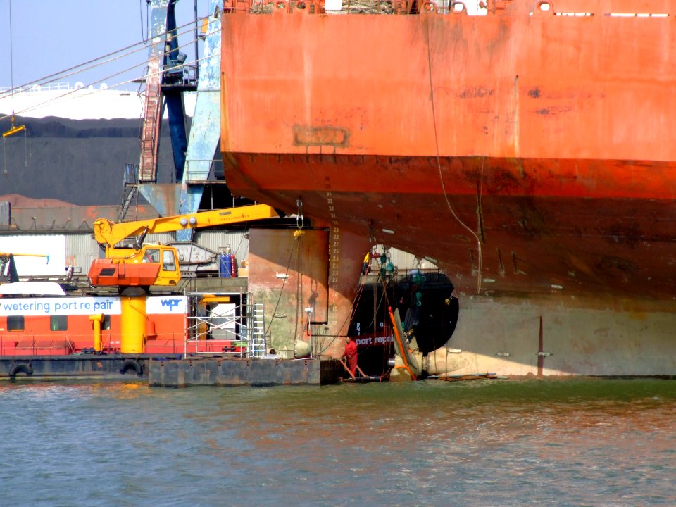 Bow Lancer p3 at the Botlek Harbour, Port of Rotterdam, Holland 01-Apr-2007