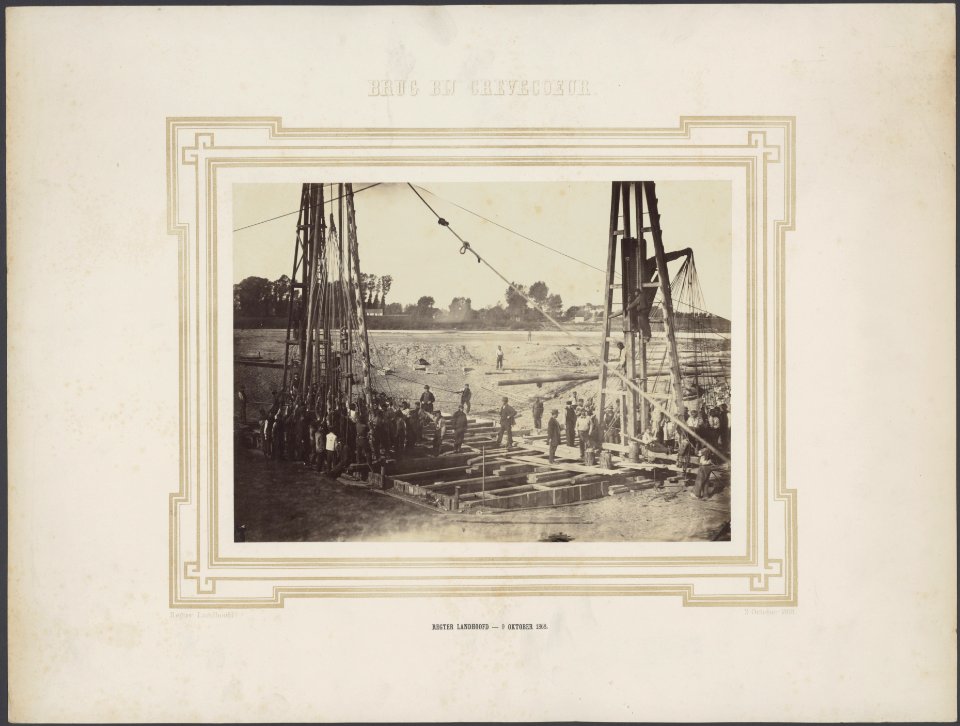 Bouw van de fundering van de spoorbrug, met gebruikmaking van heistellingen. Pij, Bestanddeelnr 634
