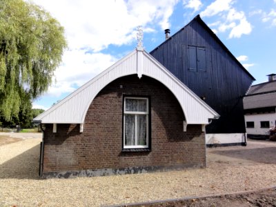 Boven-Leeuwen Rijksmonument 523087 Vredenburg schuren