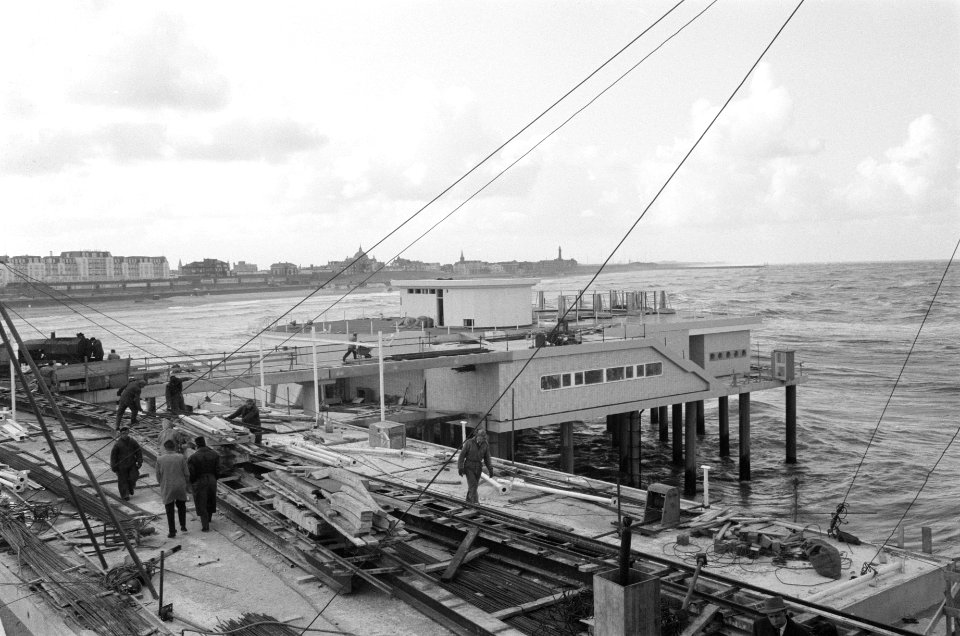 Bouw van de pier te Scheveningen. Overzicht van de wandelpier met links het rest, Bestanddeelnr 912-2753