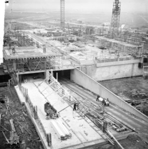 Bouw nieuw verkeersareaal op Schiphol, links ingang bevrachting en rechts ingang, Bestanddeelnr 917-1965