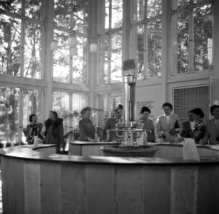 Bronwaterverstrekking in het Pavillon der Wilhelmsquelle in het Kurpark van Bad , Bestanddeelnr 254-1862