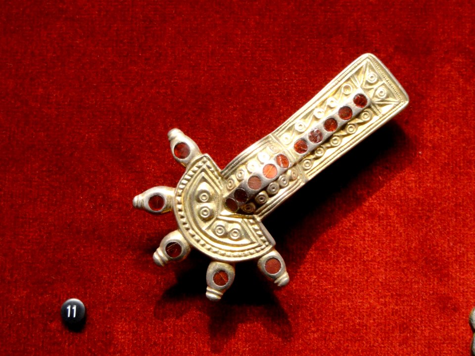 Bow Fibula, 500s AD, Frankish, silver gilt with garnets - Cleveland Museum of Art - DSC08468