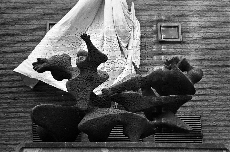 Bronsplastiek onthuld op politiebureau in Den Haag Het doek wordt opgetrokken , Bestanddeelnr 915-5187