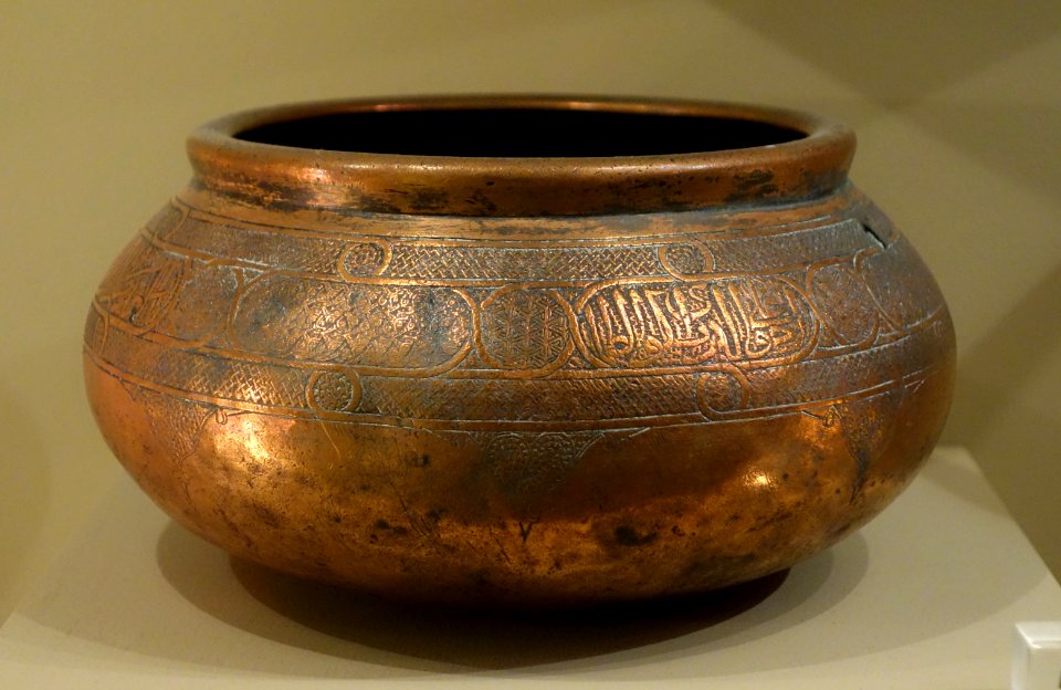 Bowl incised with elongated cartouches with Arabic inscriptions, Egypt or Syria, Mamluk dynasty, 15th century AD, copper - Huntington Museum of Art - DSC05035