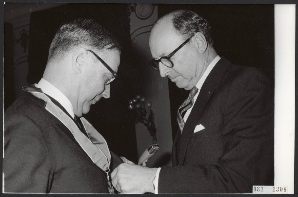 Britse ambassadeur sir Peter Garran reikt onderscheidingen uit aan Nederlandsers, Bestanddeelnr 081-1308