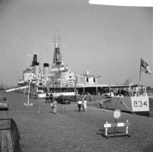 Brits vlootbezoek in Rotterdamse haven, de Britse kruiser Lion aan parkkade, Bestanddeelnr 918-1651