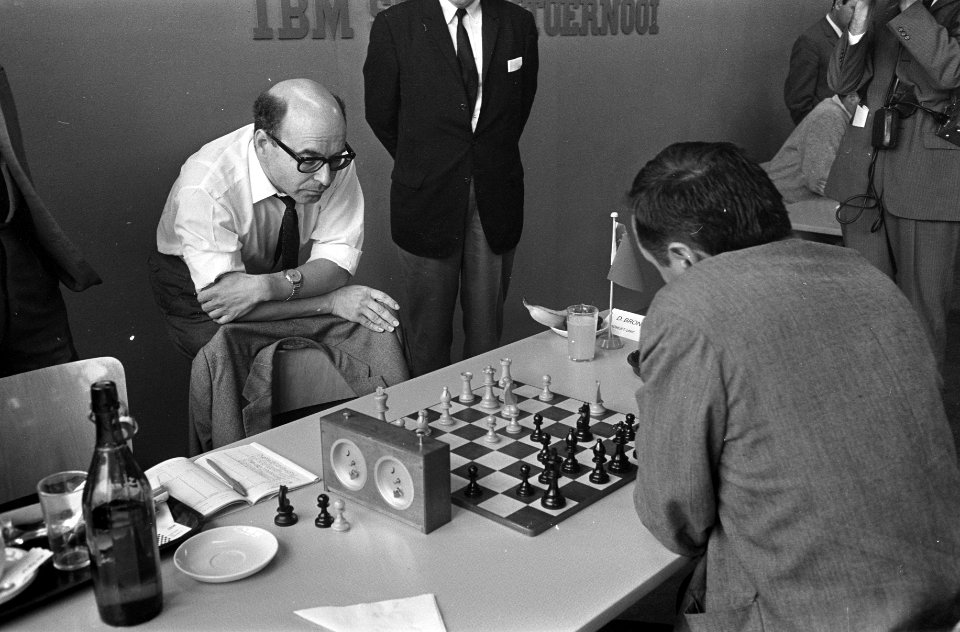 Bronstein (links) speelt tegen de latere winnaar Karalekas, Bestanddeelnr 921-5678
