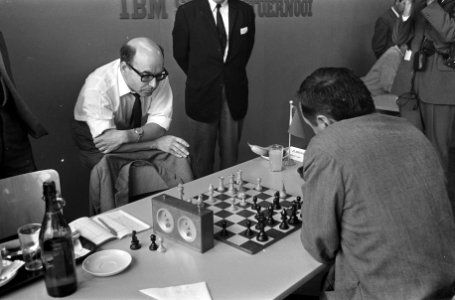 Bronstein (links) speelt tegen de latere winnaar Karalekas, Bestanddeelnr 921-5678