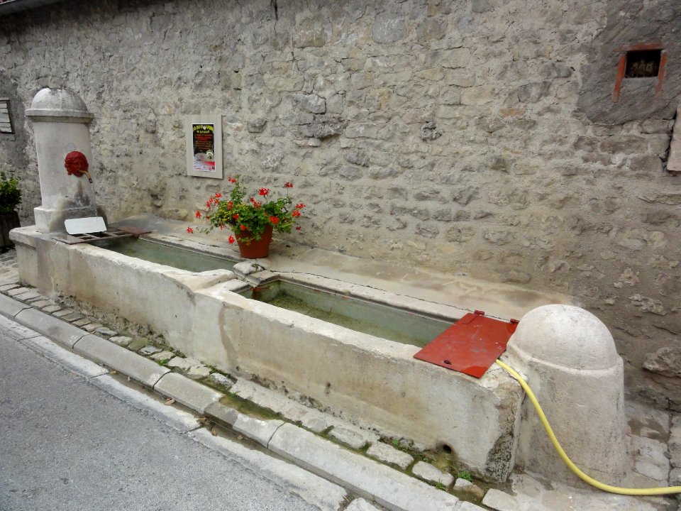 Boviolles (Meuse) fontaine avec petit lavoir