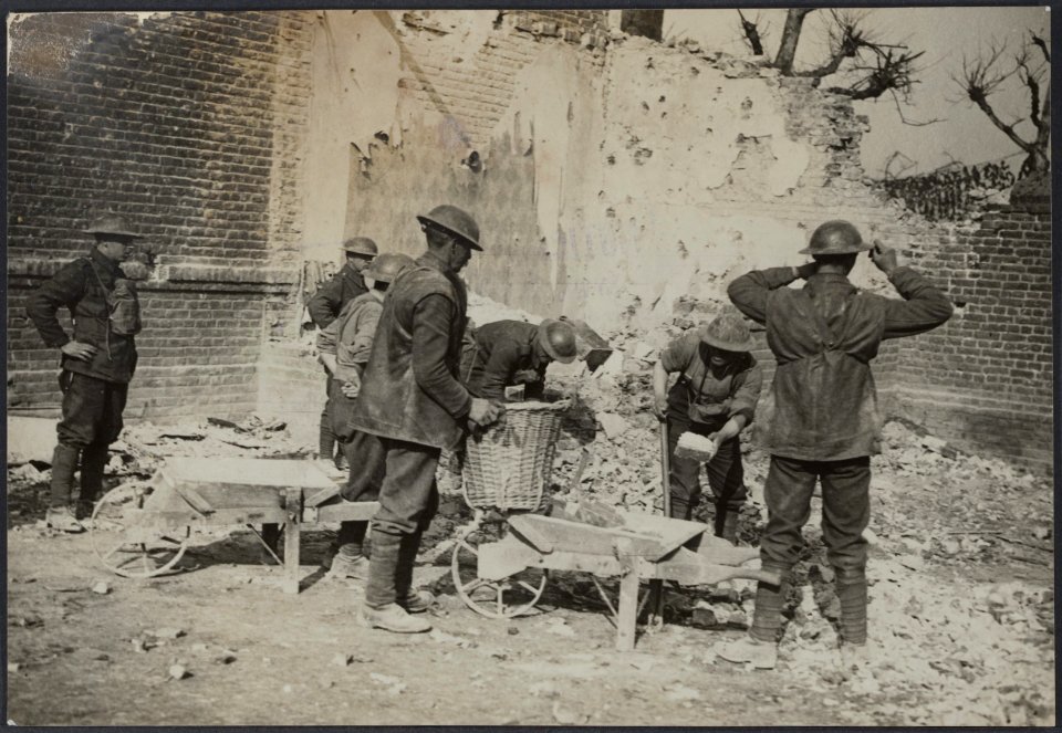 British Troops collecting the debris of a house destroyed by shell-fire in order, Bestanddeelnr 158-1629