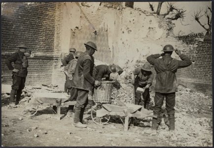 British Troops collecting the debris of a house destroyed by shell-fire in order, Bestanddeelnr 158-1629