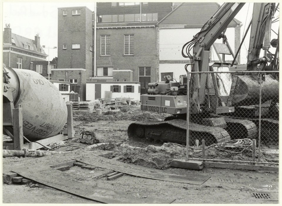 Bouwwerkzaamheden t.b.v. de Bavoschool aan de Westergracht. NL-HlmNHA 54025956