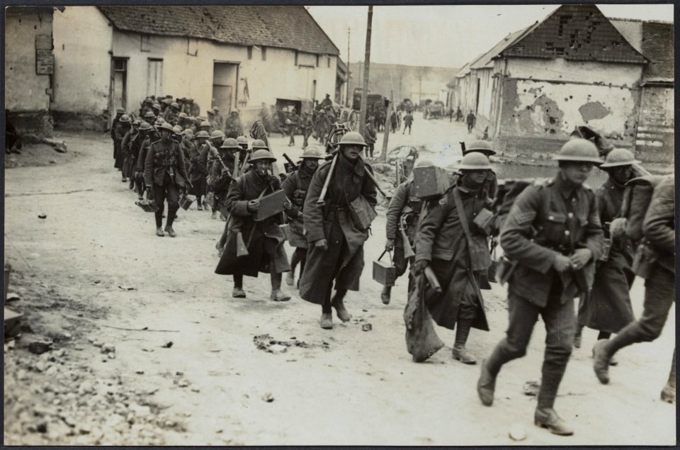 British Troops moving forward through a village, Bestanddeelnr 158-1631