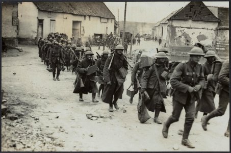 British Troops moving forward through a village, Bestanddeelnr 158-1631
