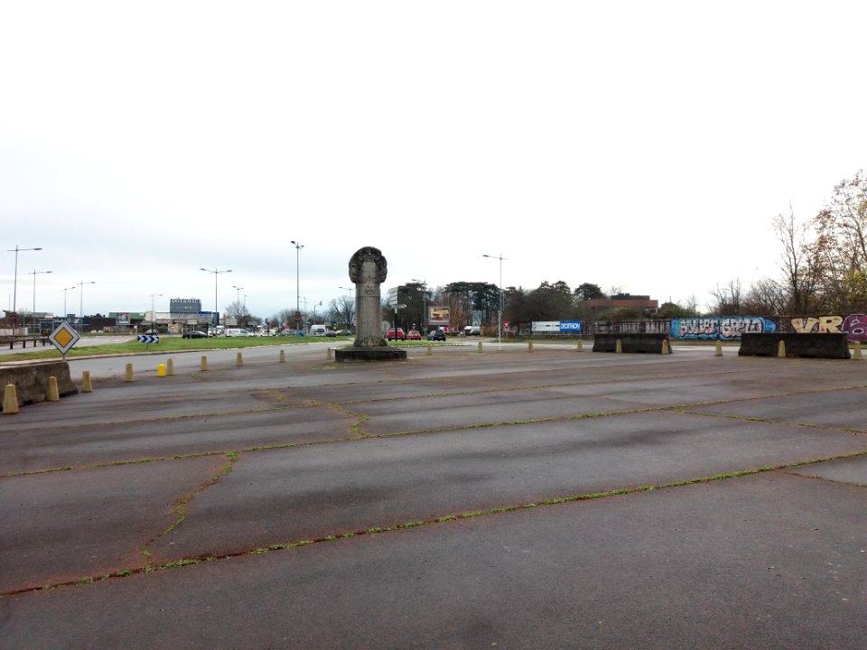 Bron - Square Normandie-Niémen - Statue de Pan - Arrière