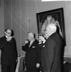 Britse Ambassadeur Sir Peter Garran reikte onderscheidingen uit, Bestanddeelnr 918-1803