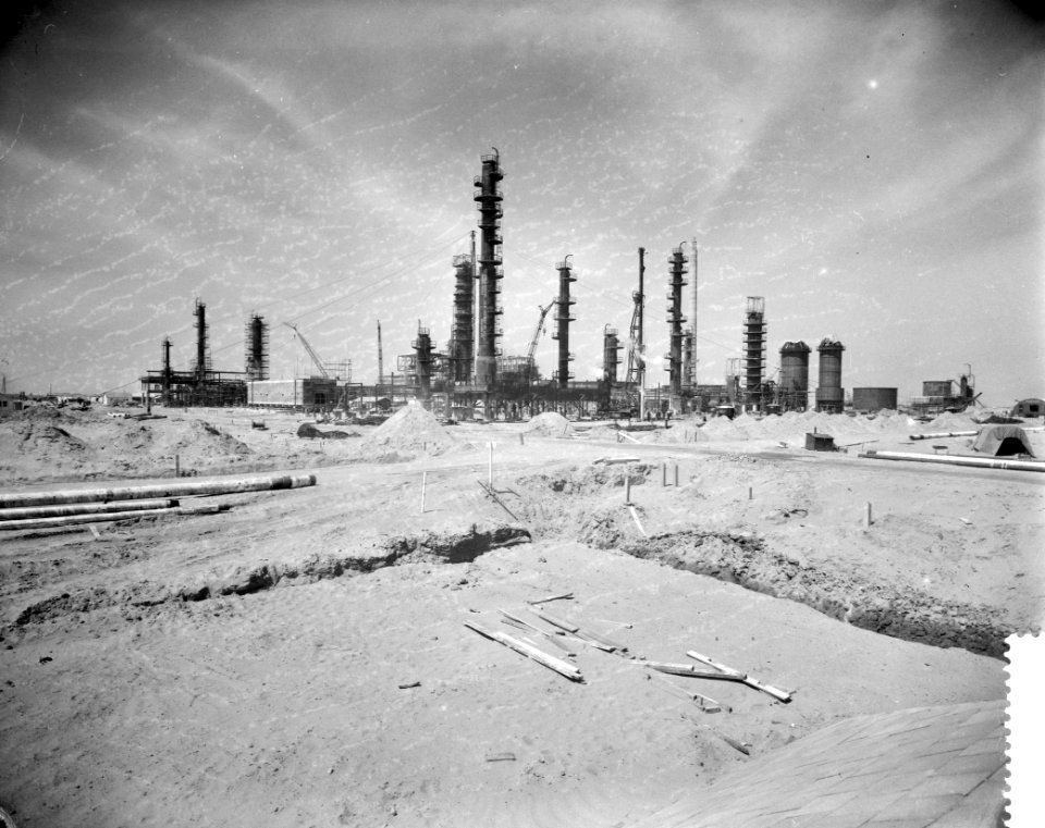 Bouw raffinaderij van de Esso in het Botlekgebied bij Rotterdam, Bestanddeelnr 910-4206