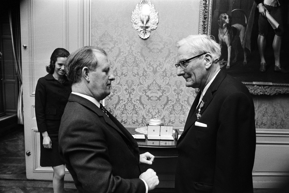Britse ambassadeur reikt onderscheidingen uit op Ambassade Den Haag, Bestanddeelnr 924-0350
