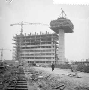 Bouw nieuw verkeersareaal op Schiphol, exterieur Luchthavengebouw, Bestanddeelnr 917-1966