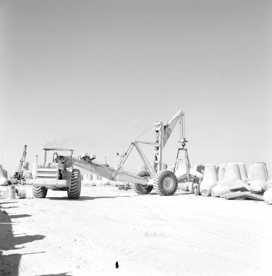 Bouwwerkzaamheden nabij de haven. Taludbeschermers (grote betonnen vormen) worde, Bestanddeelnr 255-2552