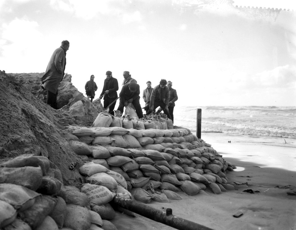 Bouw pier Scheveningen stagneert door storm, Bestanddeelnr 910-7799