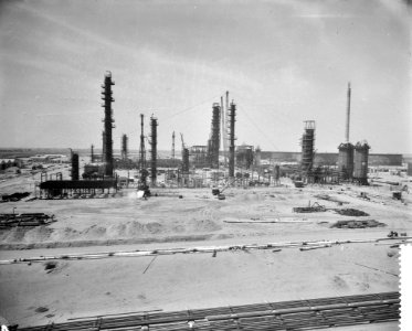 Bouw raffinaderij van de Esso in het Botlekgebied bij Rotterdam, Bestanddeelnr 910-4211