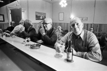 Bronbeek, tehuis voor 143 oud-KNIL-miliairen te Arnhem bewoners aan de bar, Bestanddeelnr 930-0742
