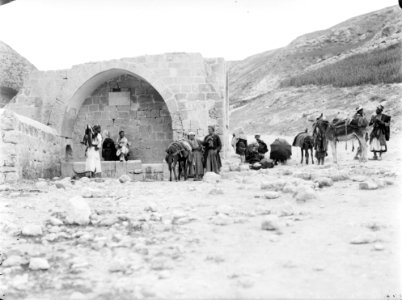 Bron, genaamd de Bron der Apostelen, langs de weg van Jericho, Bestanddeelnr 254-6133