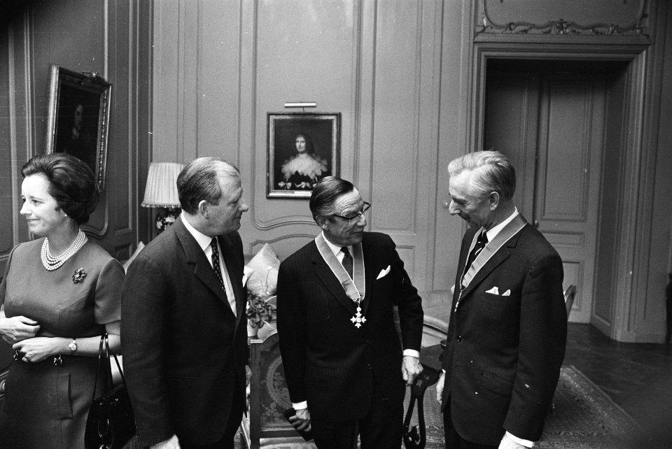 Britse ambassadeur reikt onderscheidingen uit op Amb. Den Haag ambass. Sir Edw, Bestanddeelnr 924-0347