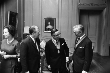 Britse ambassadeur reikt onderscheidingen uit op Amb. Den Haag ambass. Sir Edw, Bestanddeelnr 924-0347