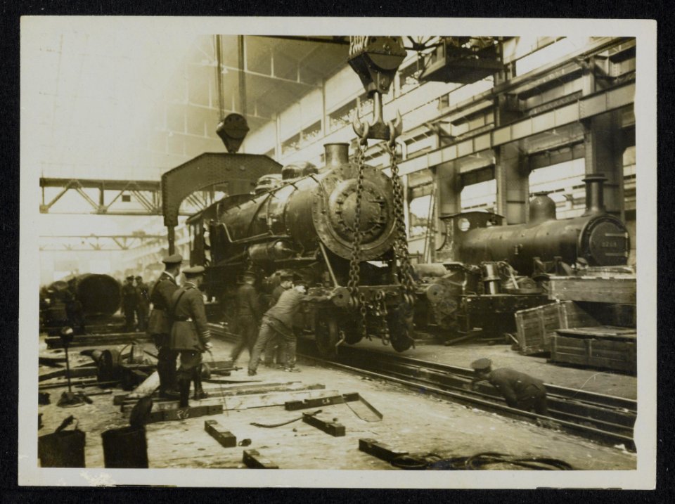 British Railway work in France. In our Loco shops in France. Hoisting a 60 ton e, Bestanddeelnr 158-1173