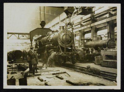 British Railway work in France. In our Loco shops in France. Hoisting a 60 ton e, Bestanddeelnr 158-1173