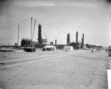 Bouw raffinaderij van de Esso in het Botlekgebied bij Rotterdam, Bestanddeelnr 910-4210