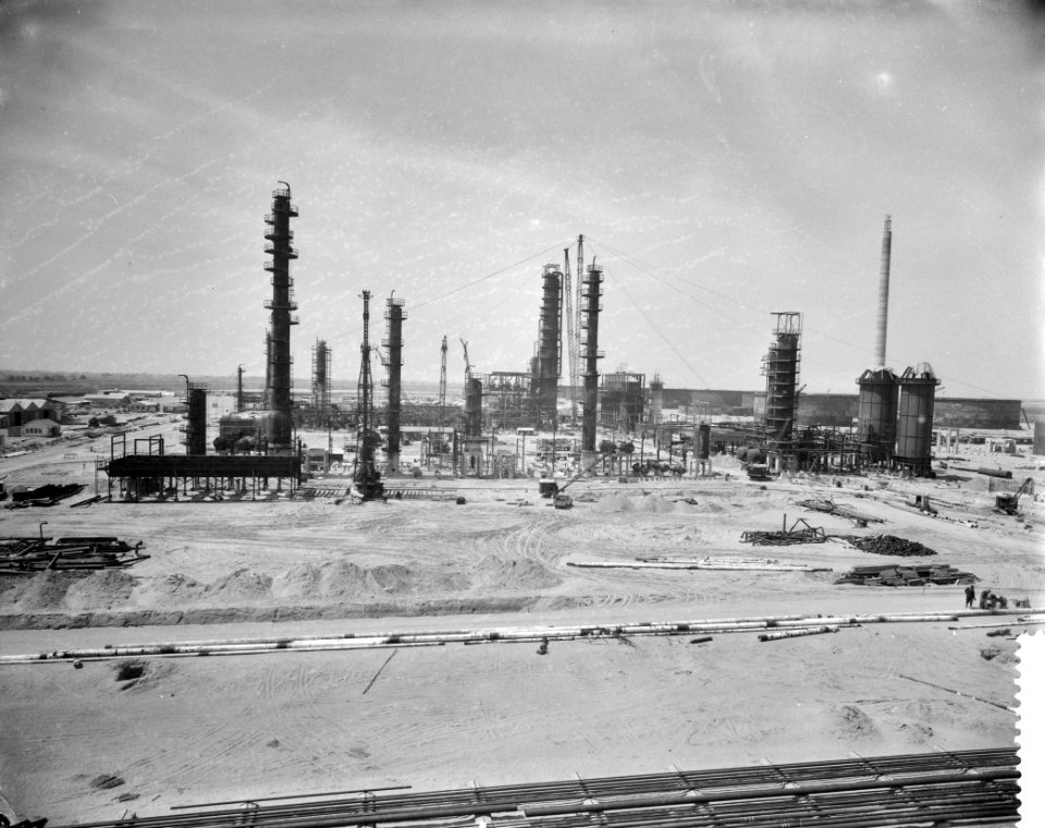 Bouw raffinaderij van de Esso in het Botlekgebied bij Rotterdam, Bestanddeelnr 910-4205