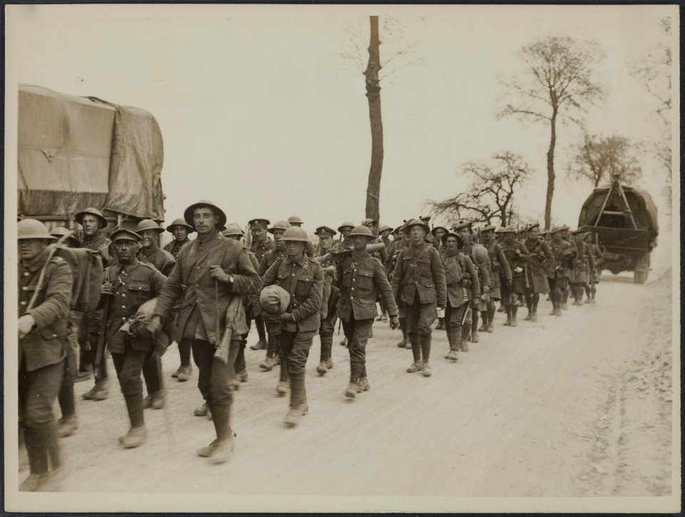 British Tommies who have been in the thick of it coming back for few hours rest, Bestanddeelnr 158-1660