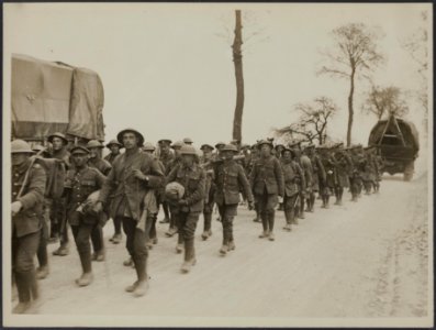 British Tommies who have been in the thick of it coming back for few hours rest, Bestanddeelnr 158-1660