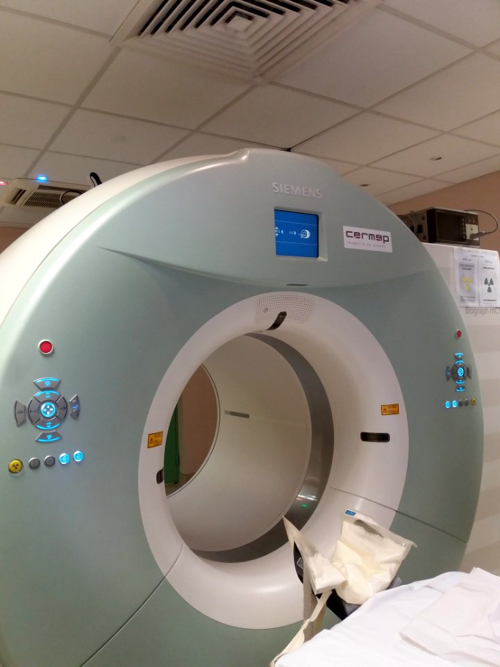 Bron - CERMEP - Salle du scanner TEP-CT de 2010, scanner de côté