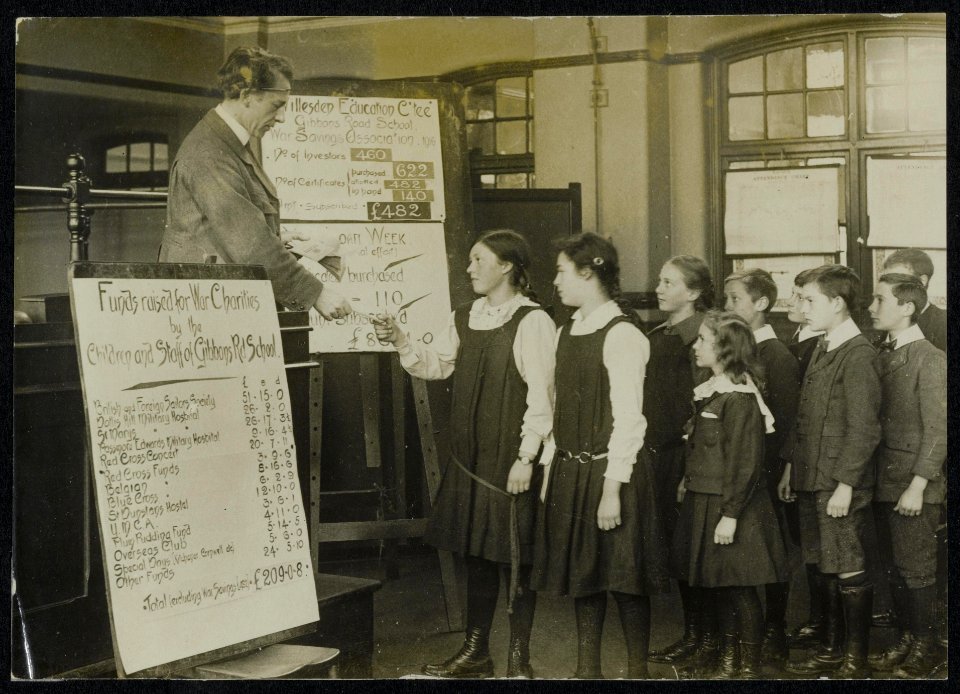 BRITISH SCHOOLCHILDREN KEEPING TO PAY FOR THE WAR. Handing out the certificates , Bestanddeelnr 158-0032