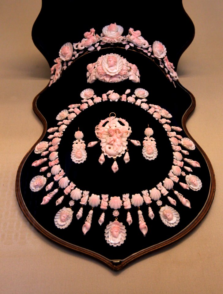 British Museum Set of conch shell jewellery Naples 21022019 7897